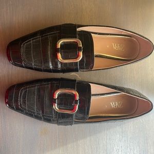 Animal print black loafers with buckle